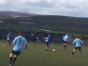 Fergus McBride driving on his team from midfeld.